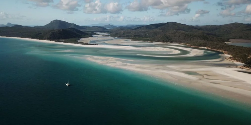 Private skipper charters or bareboating in the Whitsundays Islands? Discover which option is better value for money.